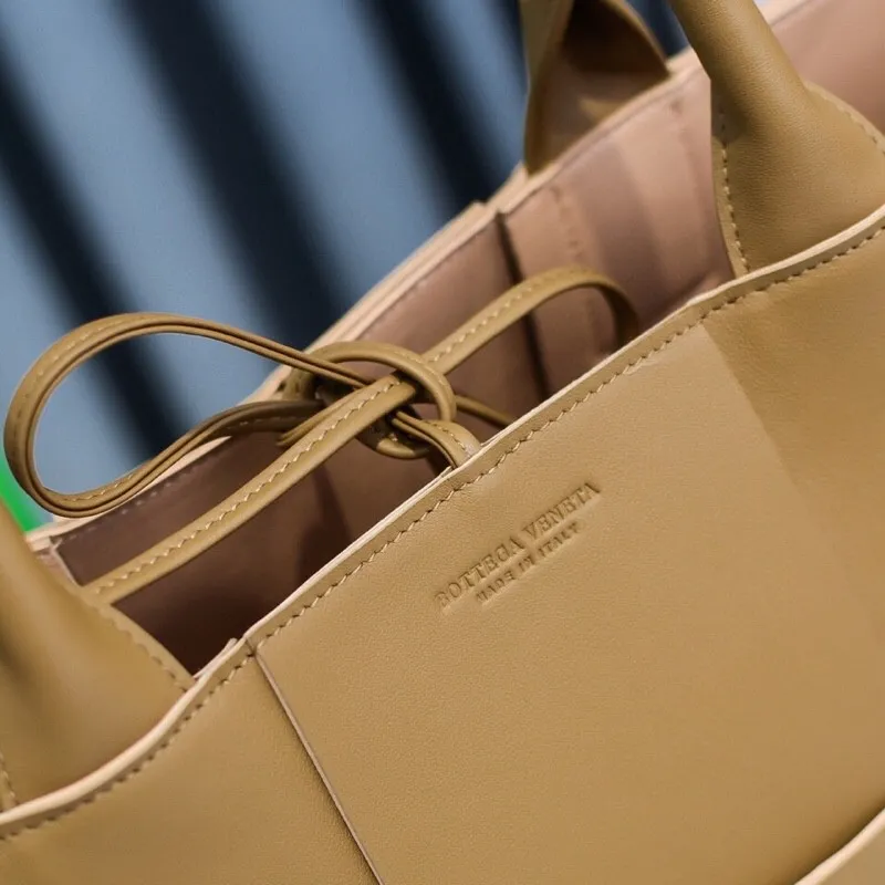Batch 1860 BottegaVeneta# 🧷Early autumn calfskin SLIP tote handbag, the oversized woven design really makes it a huge gap from ordinary tote bags🔗🔗Different color combinations for the inner and outer layers ⛓Daniel Lee leads the brand gene to continue to evolve with fresh inspiration🧬🧬 Showing the balance between luxury and reality👉Sheepskin Size 36*24*12【9892#】
